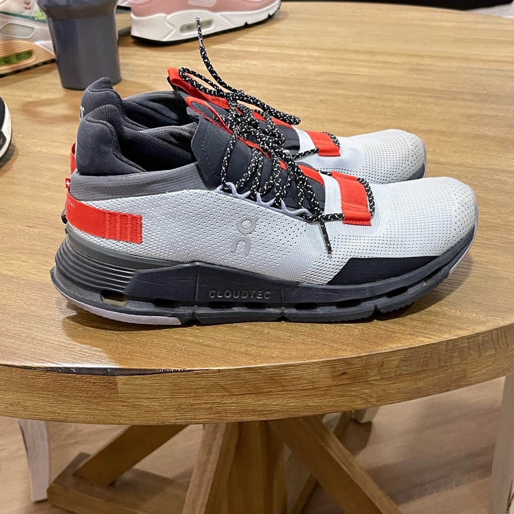 On Cloud Women’s Size 10